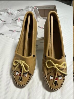 Minnetonka Tan Beaded Fringe Moccasin Flats Brand New 7.5